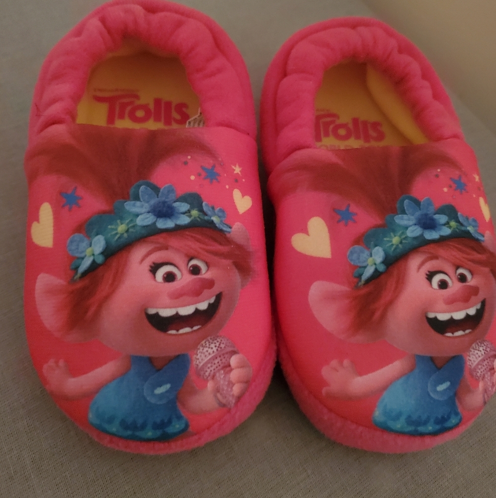 Toddler girls size 9 - 10 Troll bedroom slippers